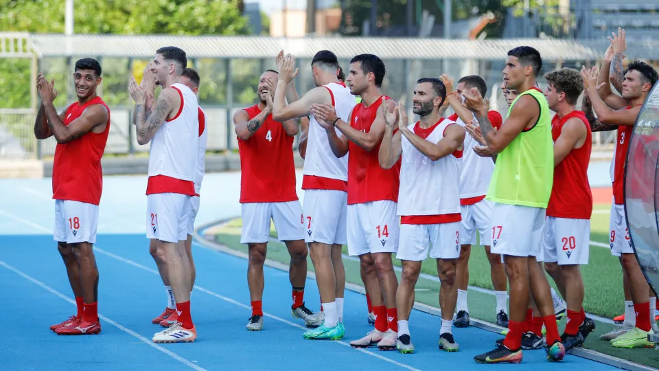 I giocatori del Rimini salutano i tifosi nel giorno del raduno (Foto ©Loris Pierini)