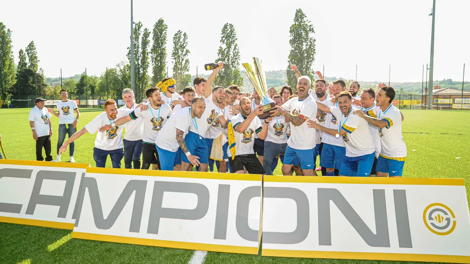 I giocatori del Tre Fiori festeggiano lo scudetto