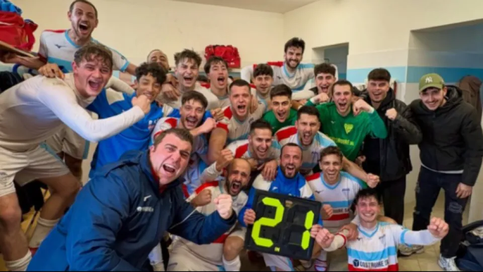 I giocatori del Victoria festeggiano la vittoria con il San Bartolo Gabicce Mare