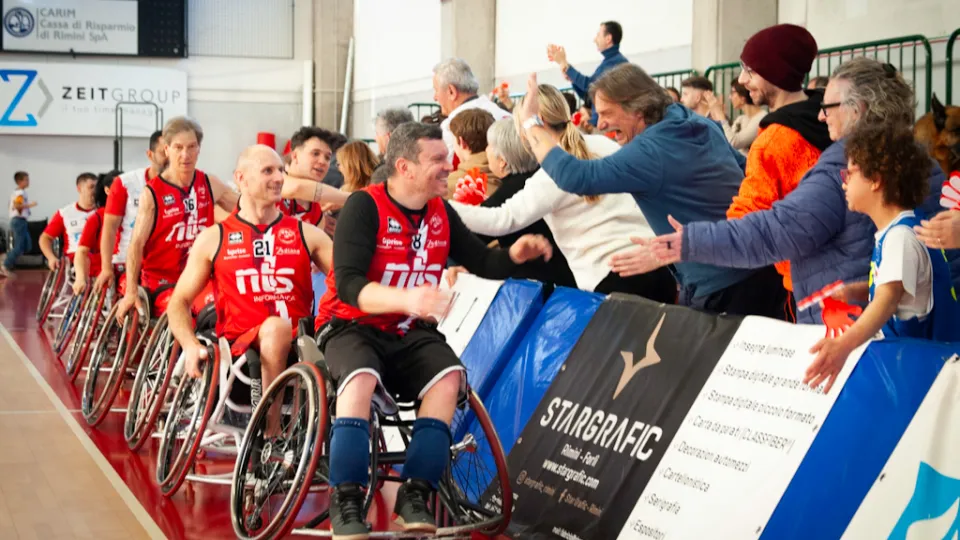 I giocatori di NTS Informatica Basket Rimini salutano il pubblico
