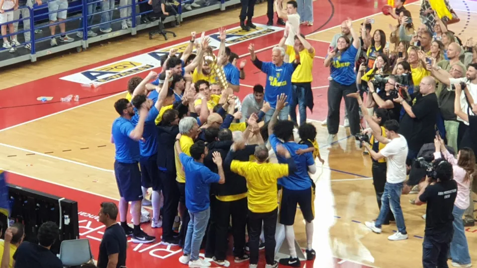 I giocatori di Scafati alzano la coppa per la vittoria del campionato