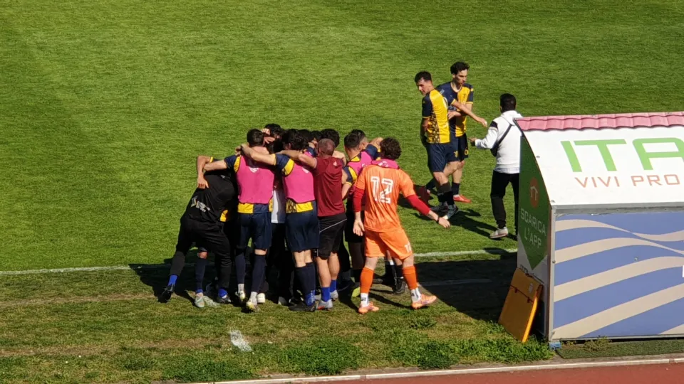 I giocatori gialloblù festeggiano capitan Leonardo Fuchi dopo il gol del 2-1