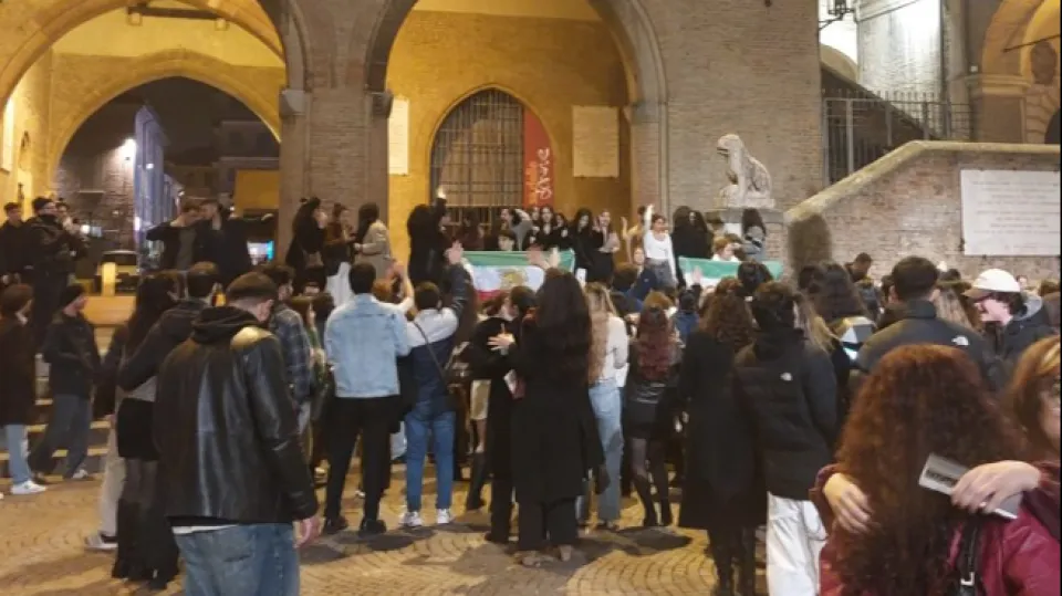 i giovani in piazza a Rimini