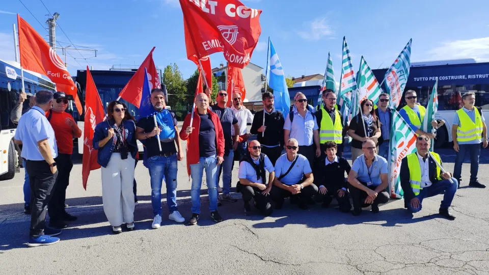 i lavoratori in sciopero nel piazzale d'ingresso dell'autorimessa