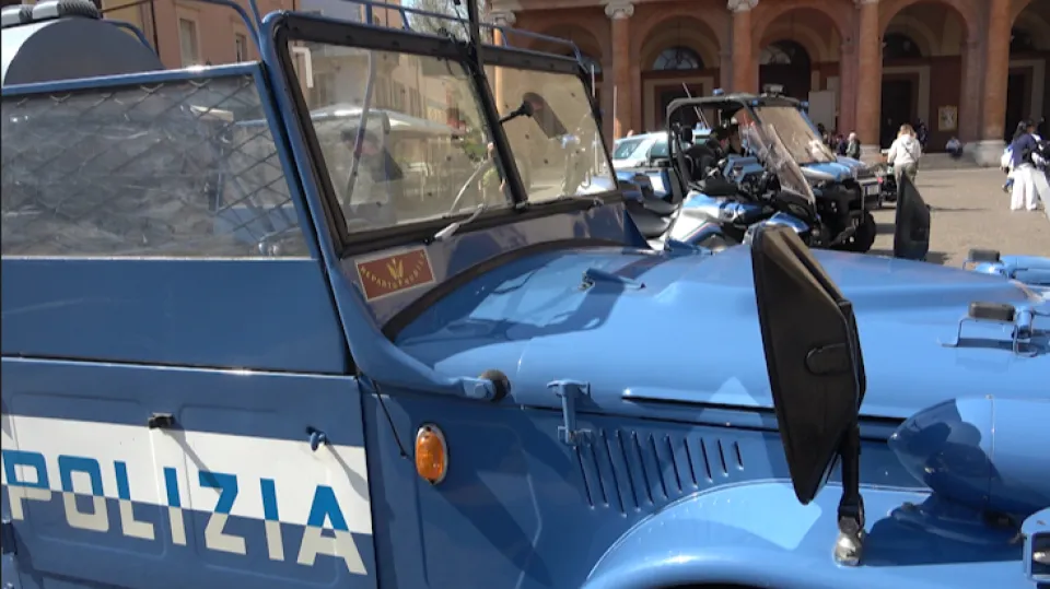 i mezzi esposti in piazza (@newsrimini)