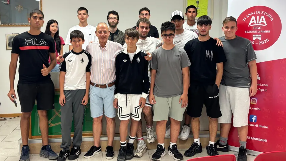 I nuovi arbitri insieme al presidente dell'AIA di Rimini, Marco Guitaldi