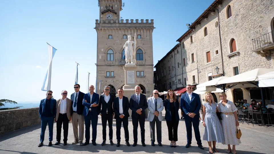 I promotori del Gran Premio di San Marino e della Riviera di Rimini ed Ezpeleta in Piazza della Libertà