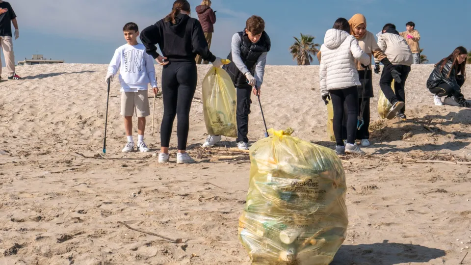 i ragazzi all'opera per ripulire la spiaggia