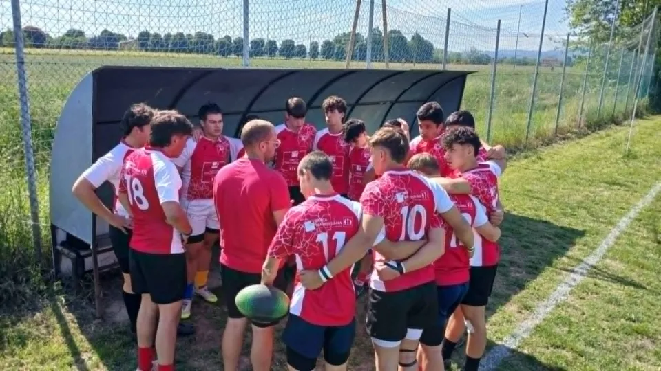 I ragazzi dell'Under 16 del Rimini Rugby insieme all'allenatore Andrea Bugli