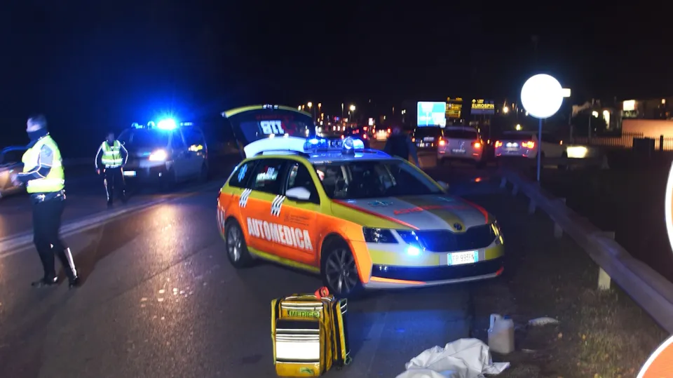 I soccorritori sul luogo del tragico impatto (foto Migliorini)