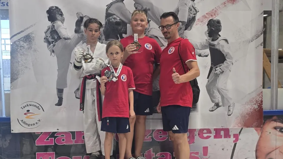 I tre giovani atleti insieme al maestro Davide Berti