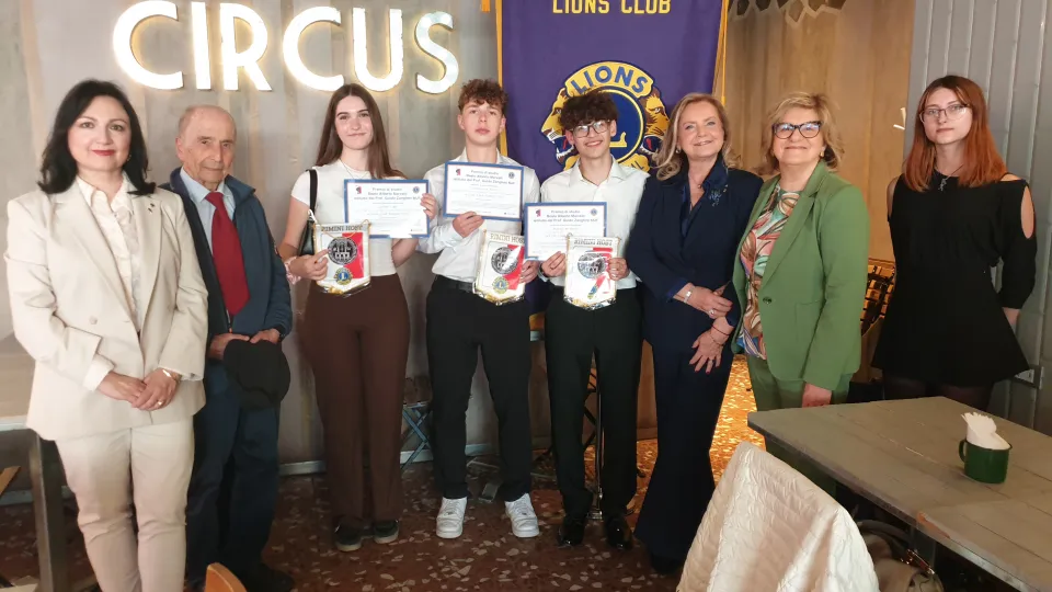 I tre studenti premiati insieme alla Commissione