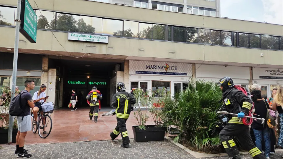 I vigili del Fuoco al Grattacielo di Rimini (Adriapress)