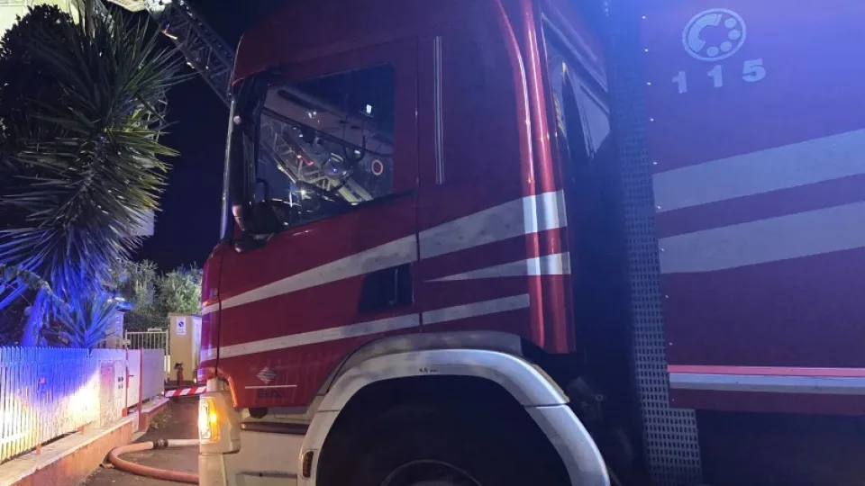 i vigili del fuoco al lavoro (repertorio)