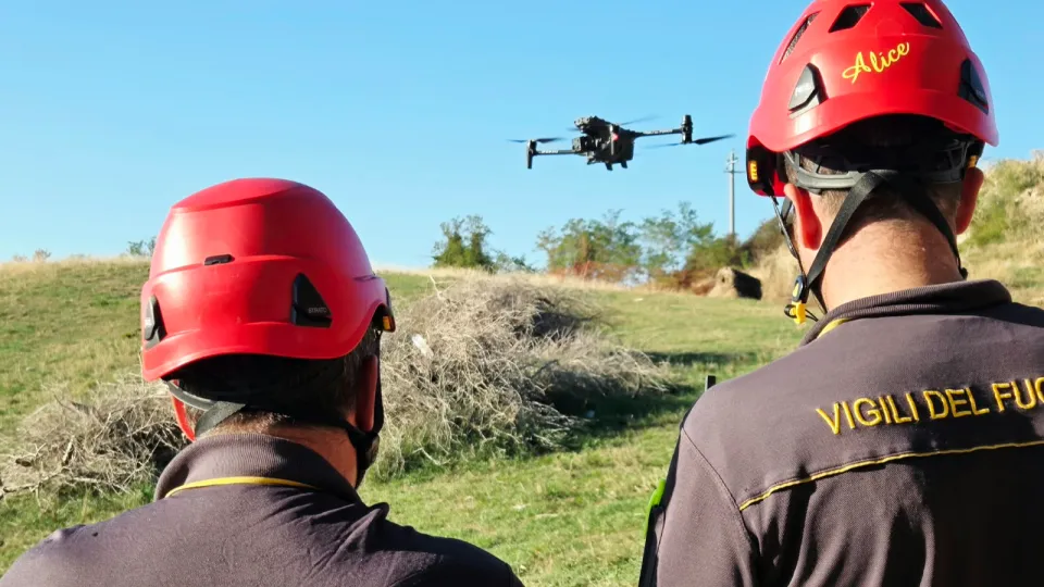 I vigili del fuoco alzano in volo un drone per le ricerche (foto Migliorini)