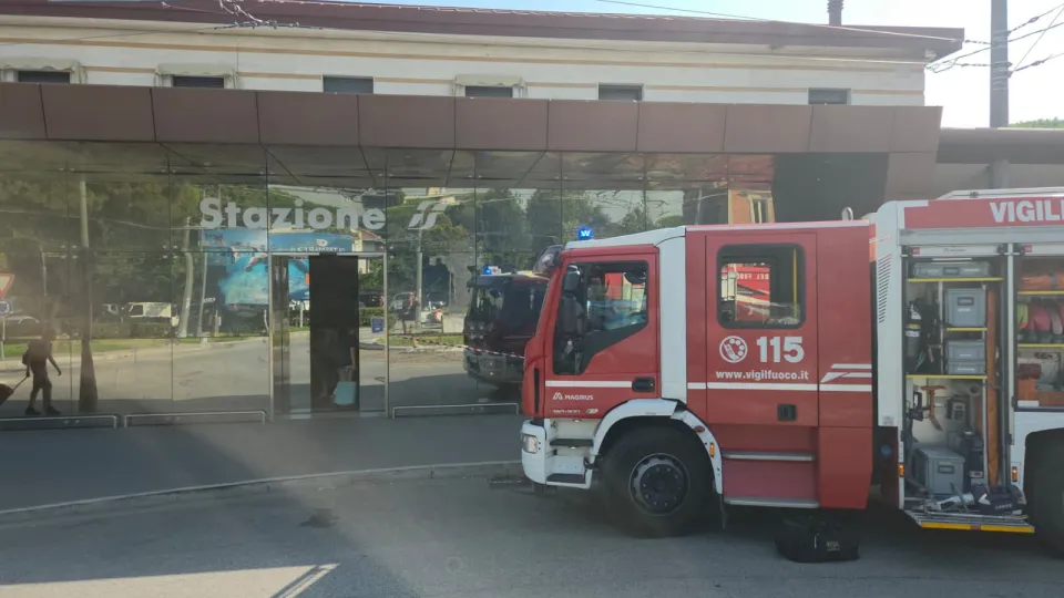 i vigili del fuoco davanti alla stazione di Riccione (Adriapress)