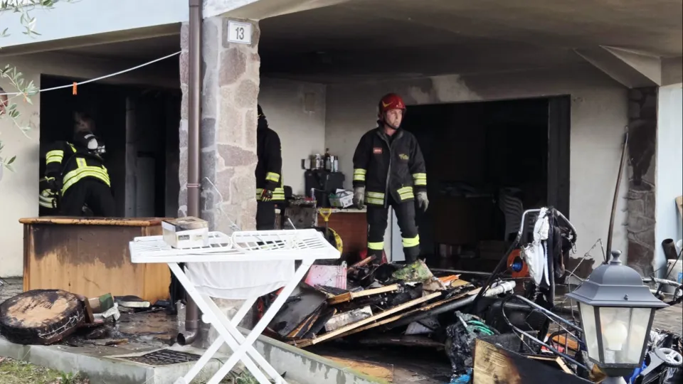 I vigili del fuoco dopo aver domato le fiamme nel garage (foto Migliorini)