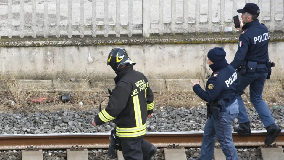 I vigili del fuoco e gli agenti della polizia di Stato sui binari (foto Migliorini)