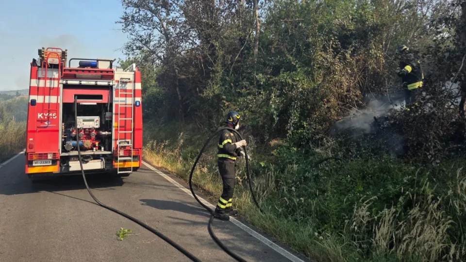 i vigili del fuoco impegnati a spegnere l'incendio a Saludecio (Adriapress)