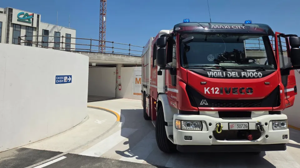I vigili del fuoco nel nuovo parcheggio Marvelli (foto Migliorini)
