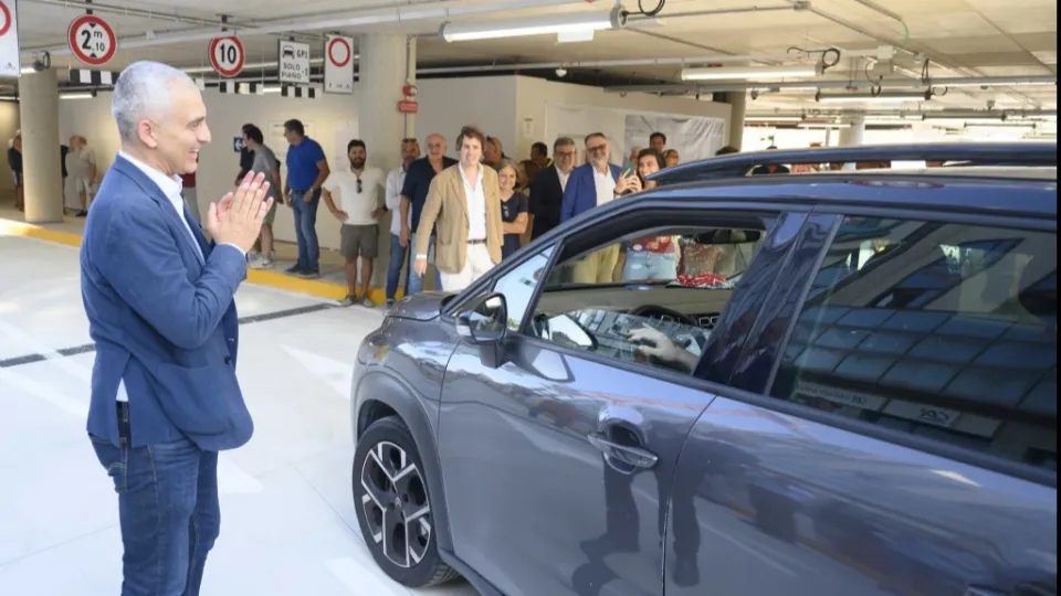 IIl sindaco applaude i primi automobilisti in ingresso
