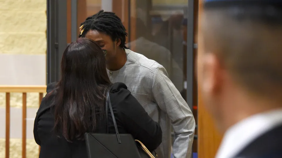 Il bacio in aula tra Valeria e il marito Louis (foto Migliorini)