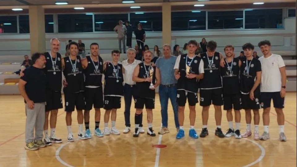 Il Basket 2000 con la coppa