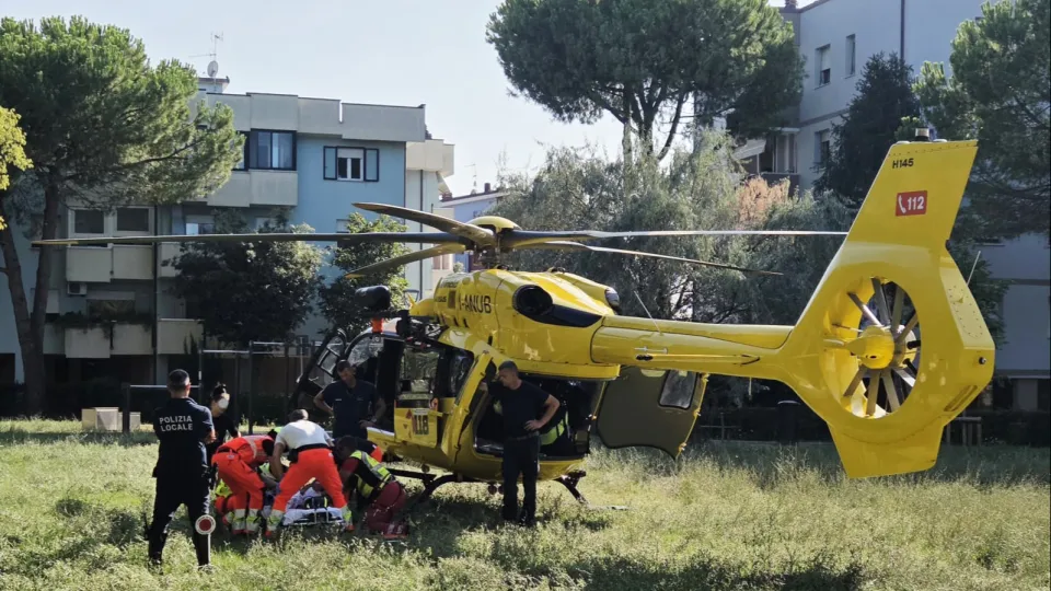 Il bimbo mentre viene soccorso dal 118 (foto Migliorini)