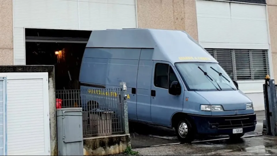 Il blitz nell'aprile del 2021 delle fiamme gialle (foto Migliorini)