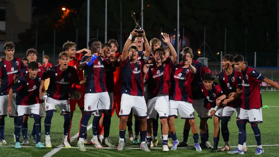 Il Bologna solleva la coppa 2025 (©FSGC/Mularoni)