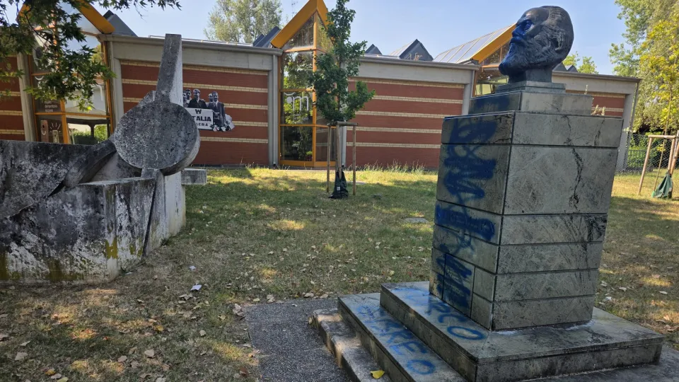 il busto vandalizzato