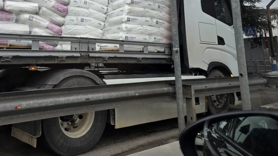 il camion fermo all'ingresso dell'A14