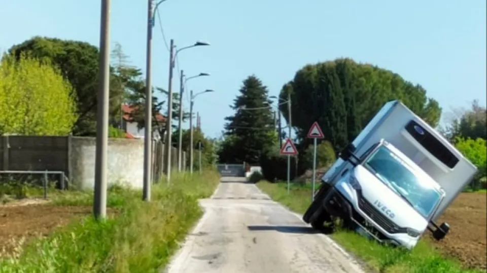 il camion fuori strada (dal Comitato)