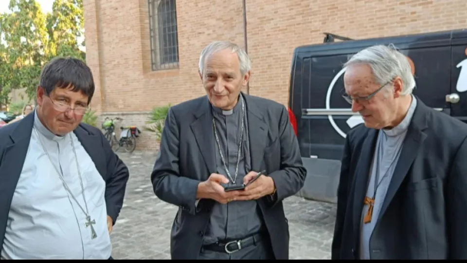 Il Cardinal Zuppi (al centro) con il Vescovo Anselmi e il Vescovo Emerito Lambiasi