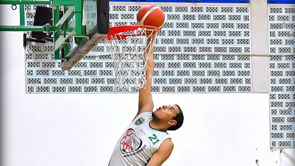 Il centro dei Tigers Miro Ceccarelli schiaccia (Foto @Alfio Sgroi)