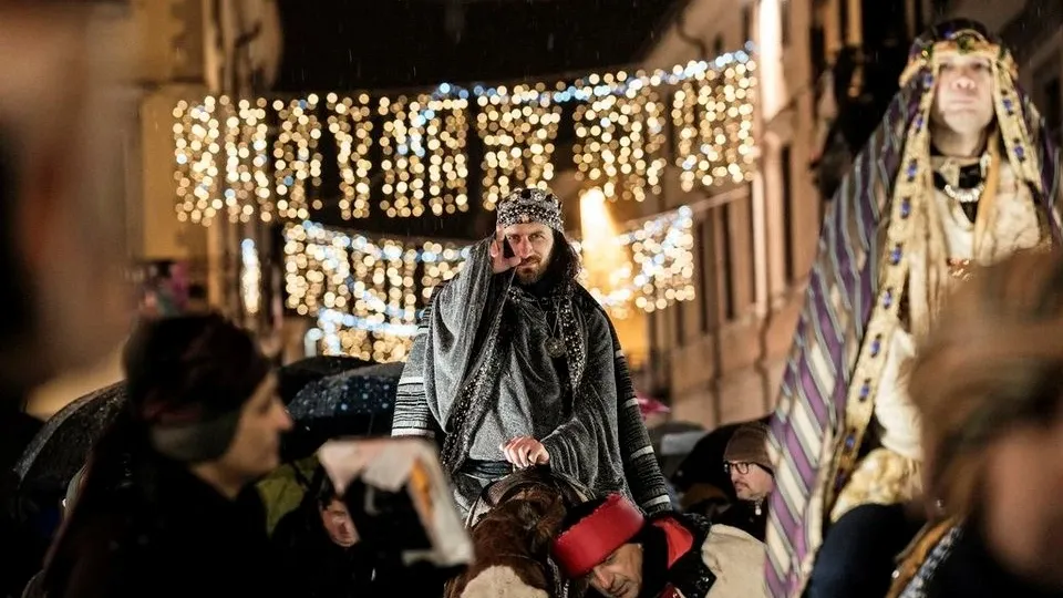 il corteo dei re magi per le strade di rimini 6 gennaio 2026
