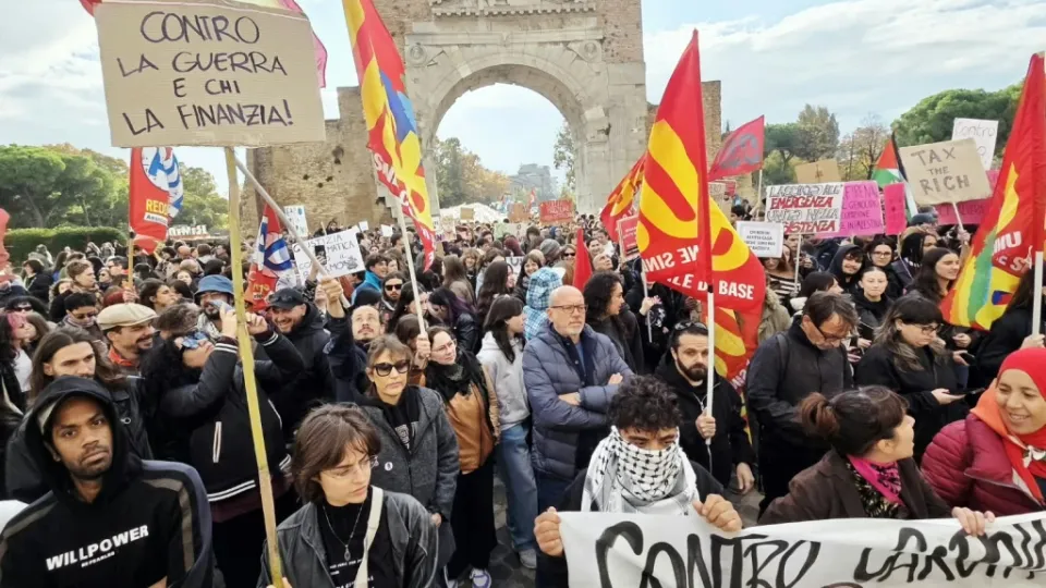il corteo in partenza dall'Arco d'Augusto (Adriapress)