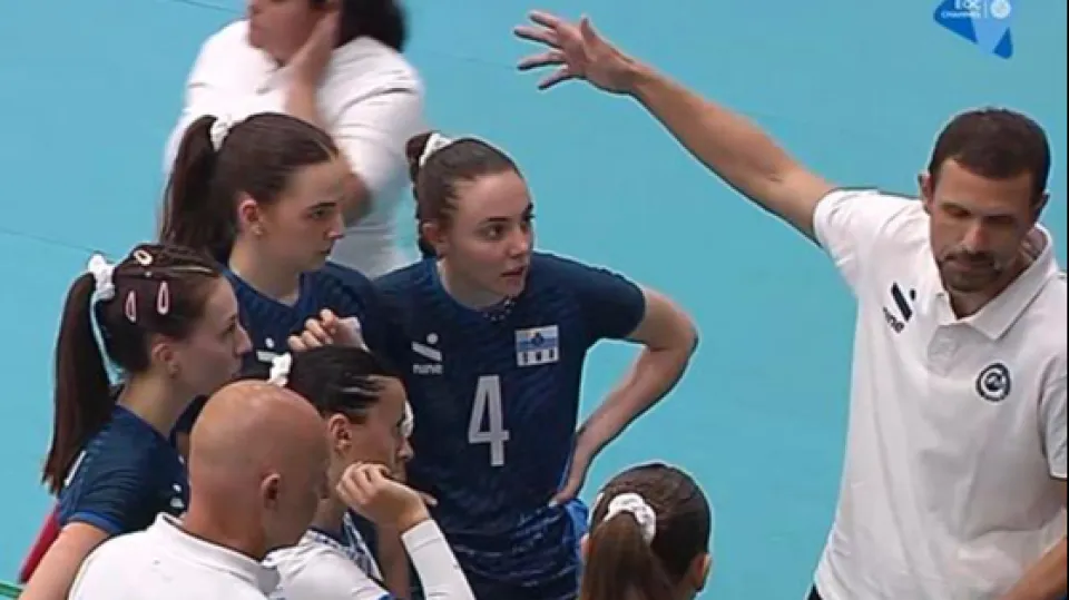 Il CT Lucchi catechizza la nazionale femminile durante un time-out