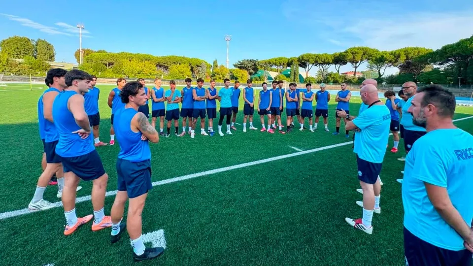 Il discorso di mister Gurini prima dell'inizio dell'allenamento