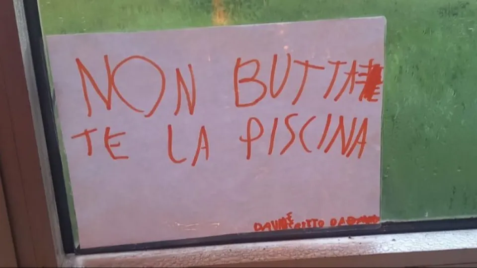 il disegno di un bambino alla vecchia piscina
