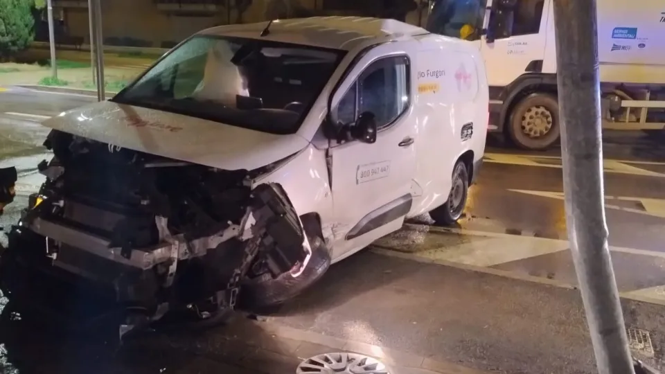 Il furgone dopo il violento impatto contro il palo