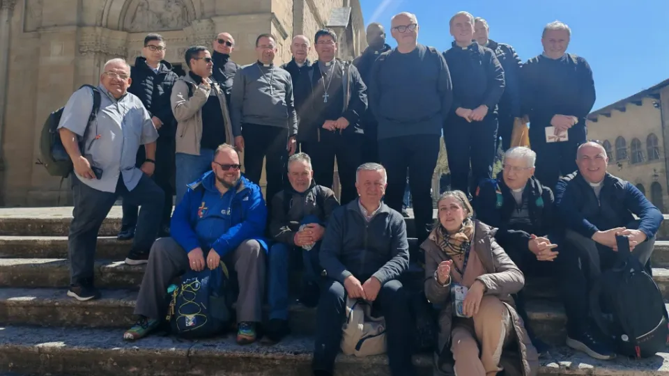 Il gruppo di sacerdoti con il Vescovo durante la gita pasquale ad Arezzo