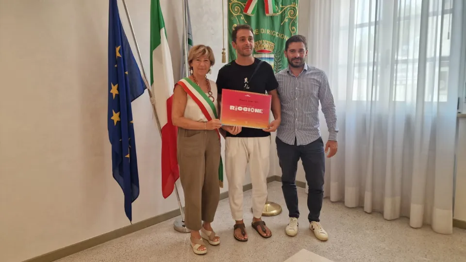 Il maestro Diego Rillo tra la sindaca Daniela Angelini e l'assessore Simone Imola