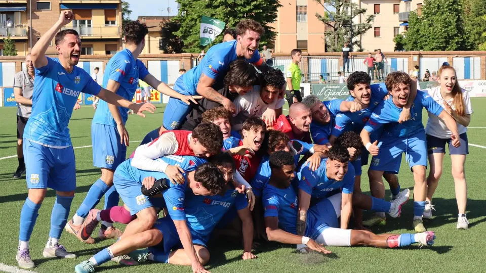 Il Mezzolara festeggia la vittoria del campionato (Foto ©Mezzolara Calcio)