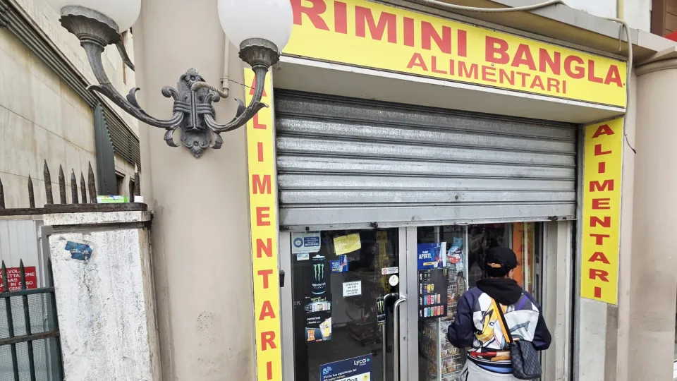 il minimarket chiuso (Adriapress)