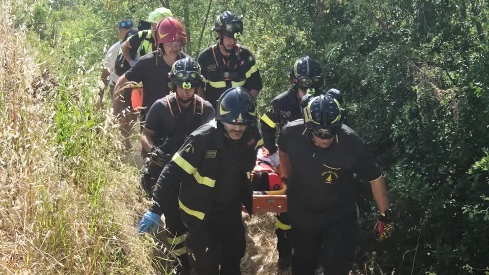Il minore trasportato in barella dai vigili del fuoco (foto Migliorini)