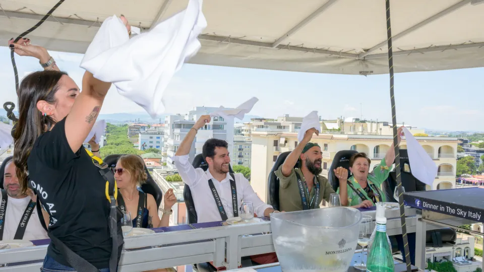 il momento clou di Dinner in The Sky sulle note di 