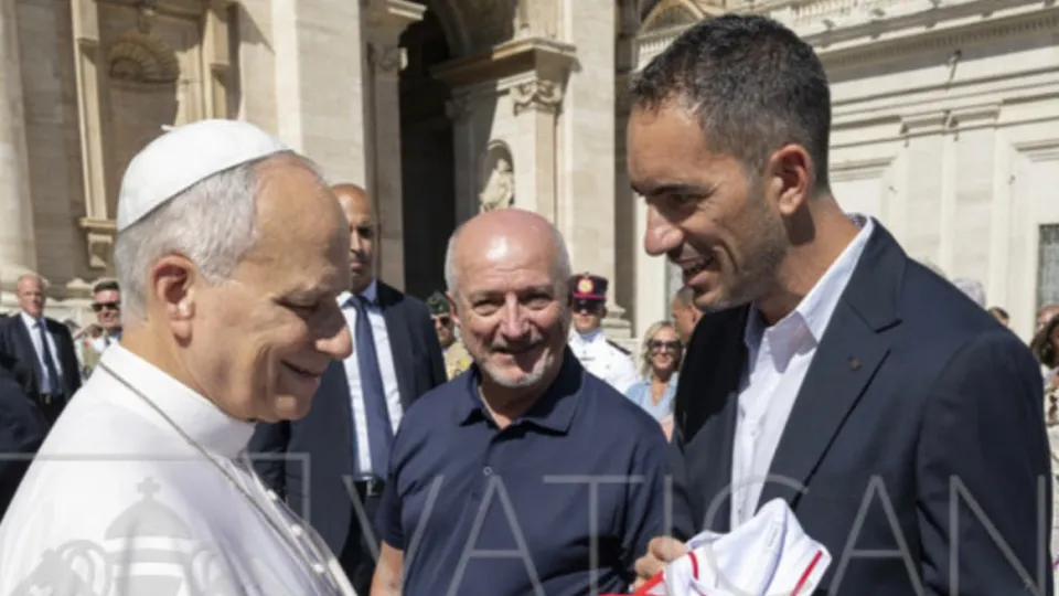 Il momento della consegna (Foto ©Vatican Media)
