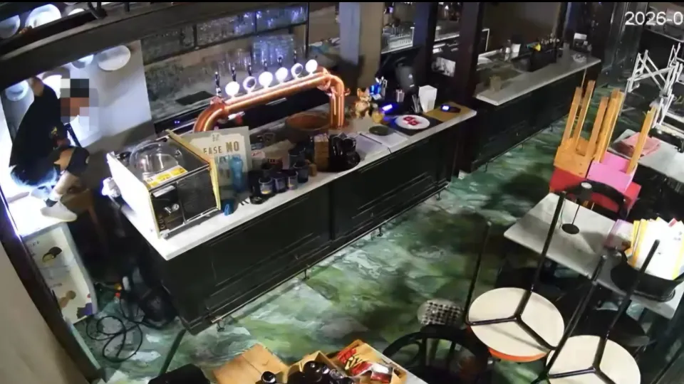 Il momento in cui il ladro si introduce nel locale