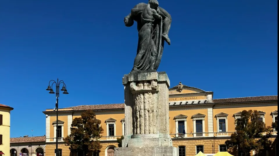 il monumento ai caduti di piazza Ganganelli